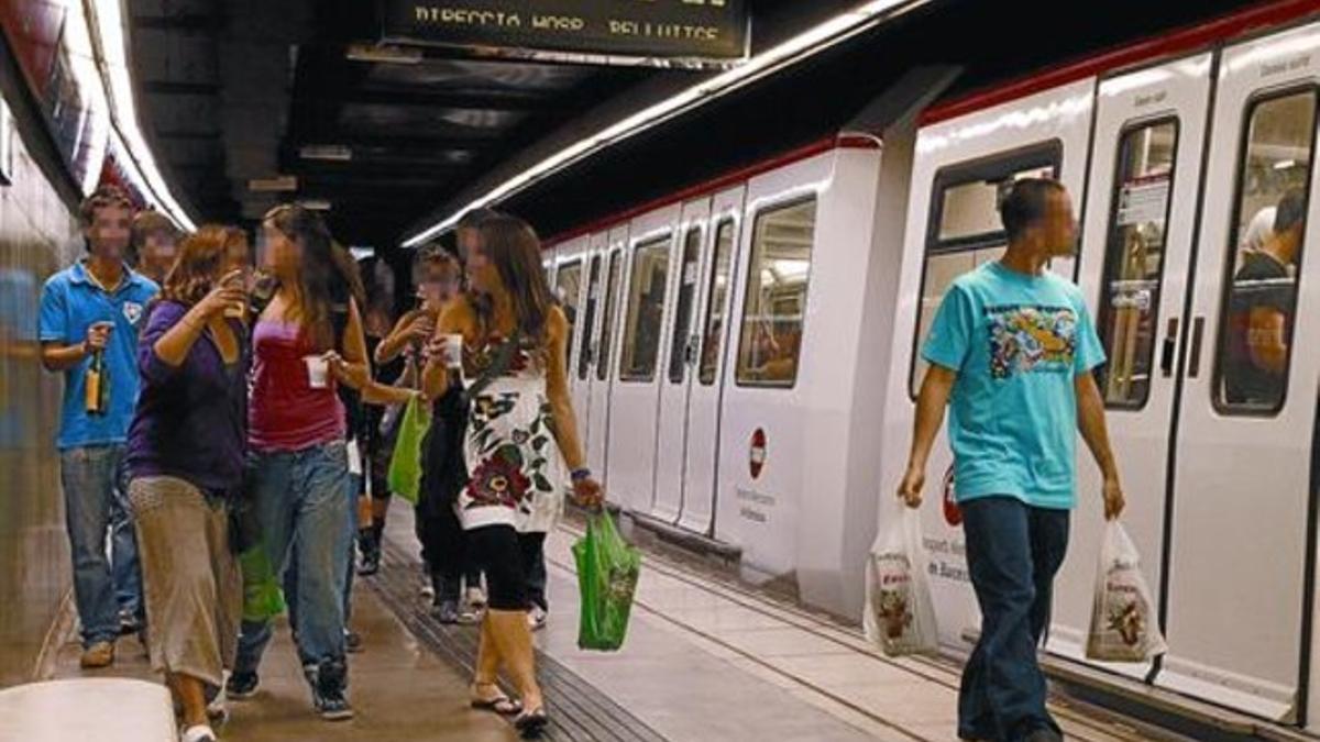 Jóvenes de botellón en el metro de BCN.