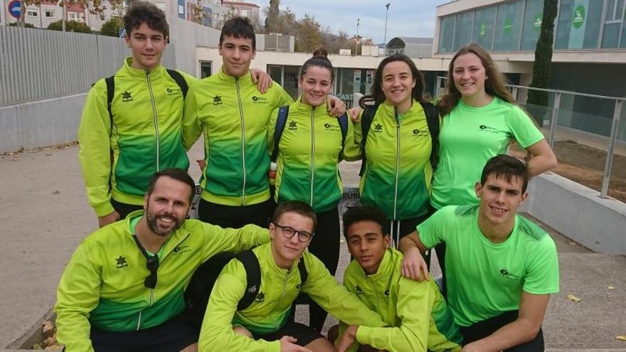 Los nadadores del CT Elche junto a su entrenador, José M. Ramos