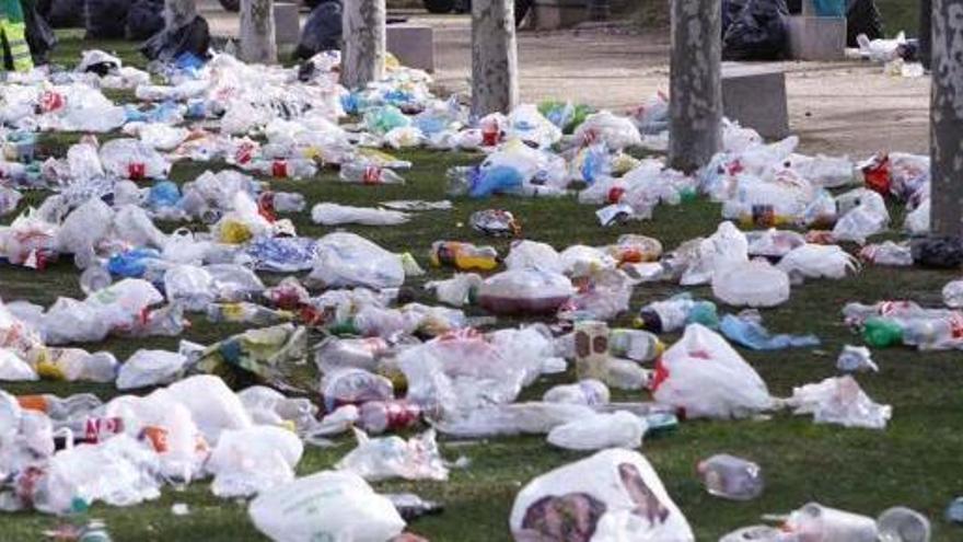 Basura tras el botellón de Jueves Santo en San Martín.