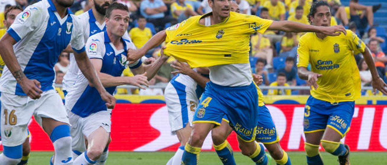 Vicente Gómez es agarrado por un jugador del Leganés en el partido de ayer en el Estadio de Gran Canaria.