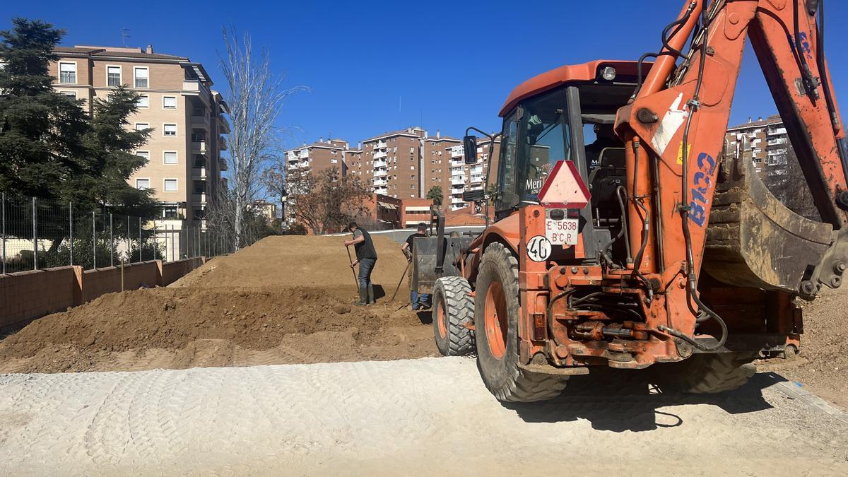 Las máquinas ultimando los detalles de una de las pistas.