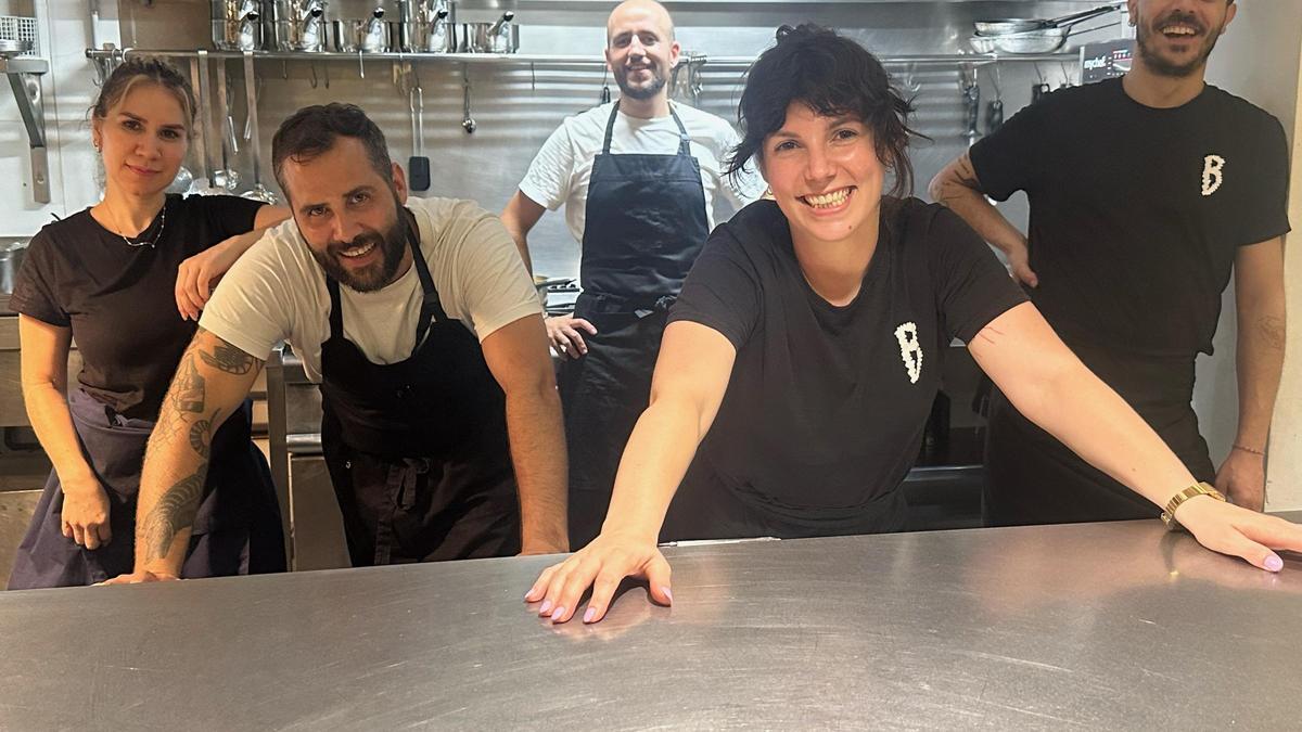 Alex y Julio junto a todo el equipo de Barbaric