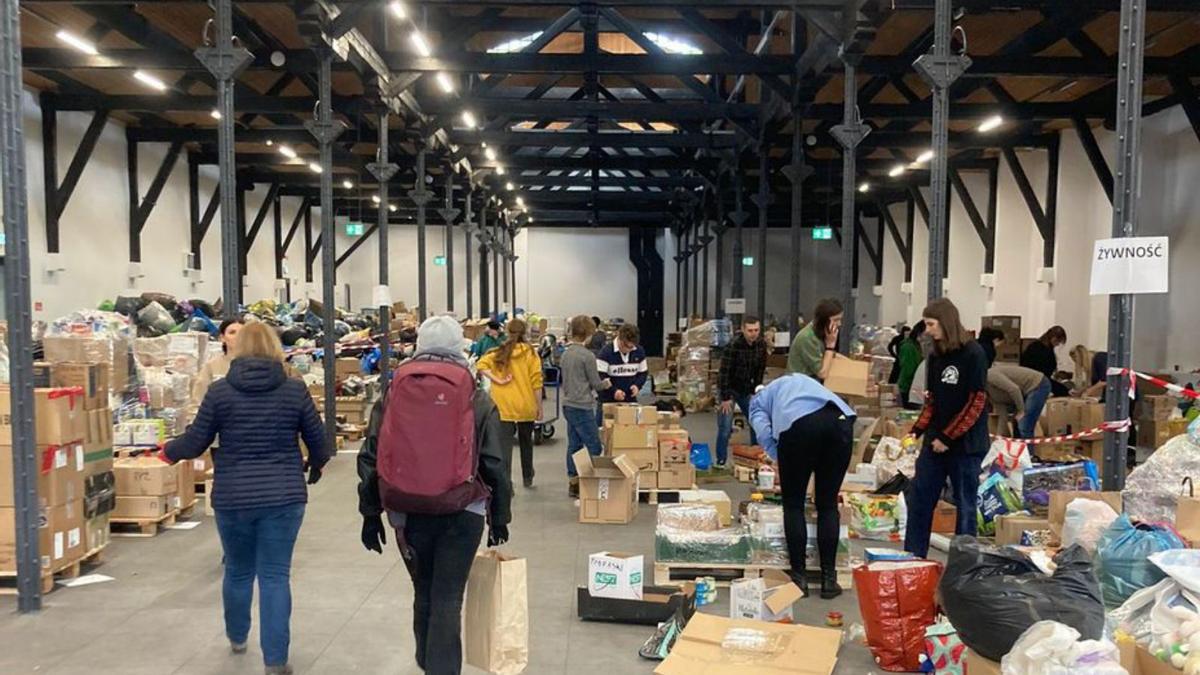 Atención en la clínica de un centro de refugiados habilitado en la antigua estación de tren de Cracovia. | C. Solares