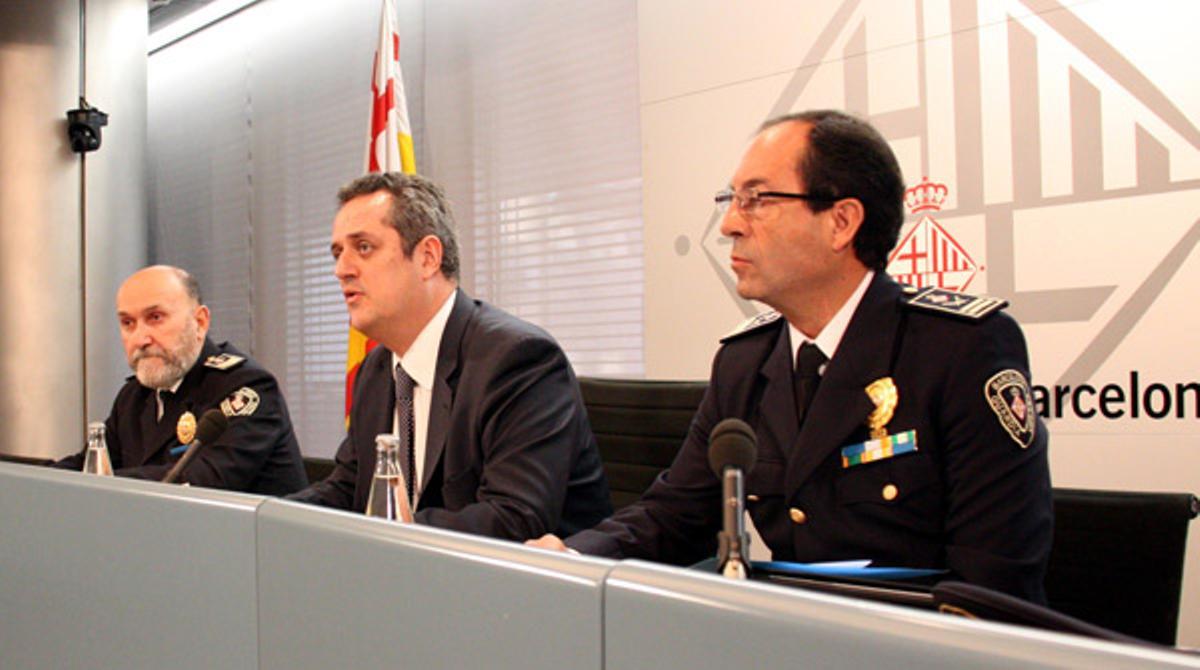 El tinent d’alcalde, Joaquim Forn (centre), i el director adjunt de la Guàrdia Urbana, Manuel Haro (esquerra), han fet el balanç de la sinistralitat dels accidents de trànsit a Barcelona.