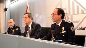 El tinent d’alcalde, Joaquim Forn (centre), i el director adjunt de la Guàrdia Urbana, Manuel Haro (esquerra), han fet el balanç de la sinistralitat dels accidents de trànsit a Barcelona.