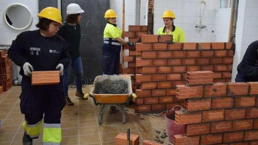 Alumnas del obradoiro, ampliando el gimnasio. // FdV