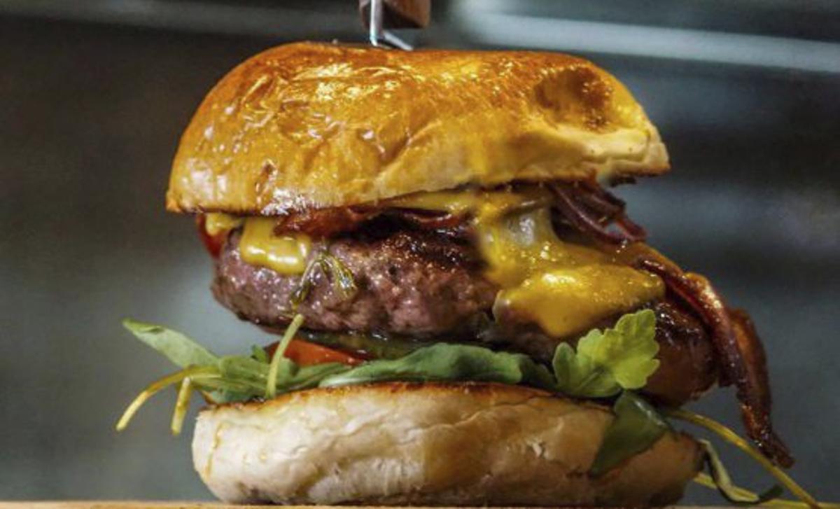 Blick auf den Hafen: der Innen- und Außenbereich des Sollento. | FOTO: NELE BENDGENS