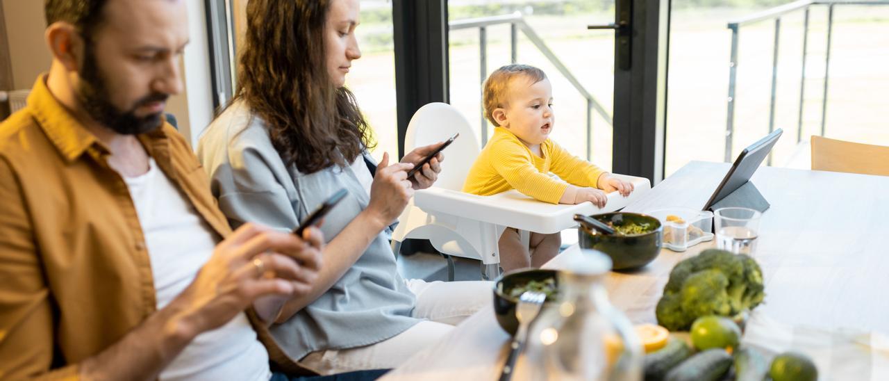 Padres que son &quot;mal ejemplo&quot;, aquellos que comen con el móvil