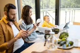 Padres que son "mal ejemplo", aquellos que comen con el móvil