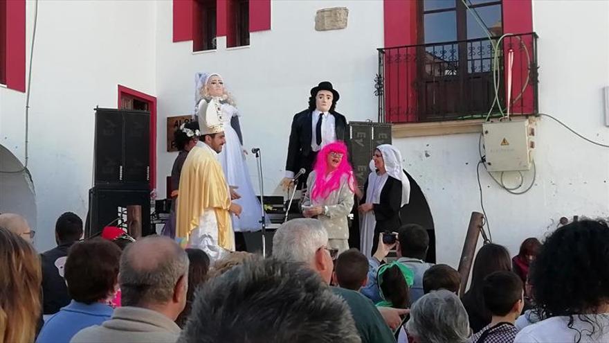 Los bujacos de Adiscasar se casan con las bendiciones del clero en Casar de Cáceres