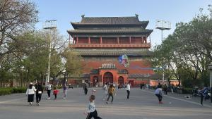 Niños jugando en Pekín tras el paso de la tormenta