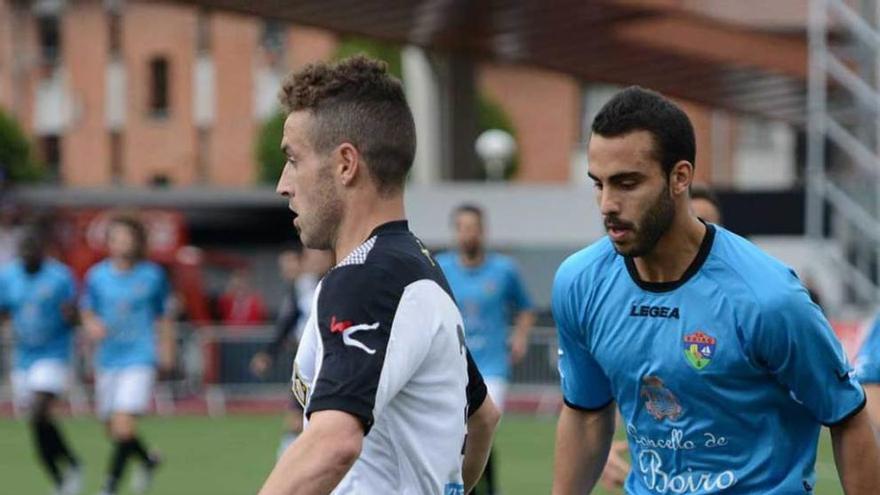 Cristian controla el balón ante un jugador del Boiro.