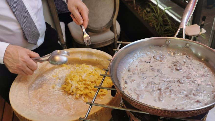 Cómo se hace el famoso plato &#039;Tagliatelle al Parmesano&#039; de la rueda de queso del restaurante El Foro en Zaragoza