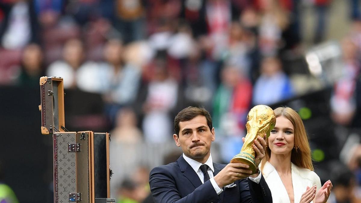 Iker Casillas vuelve a alzar la Copa del Mundo