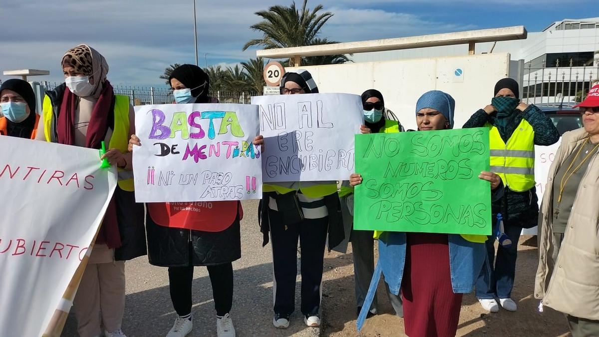 Algunas de las mujeres concentradas frente a la empresa Agromediterránea en Torre Pacheco.