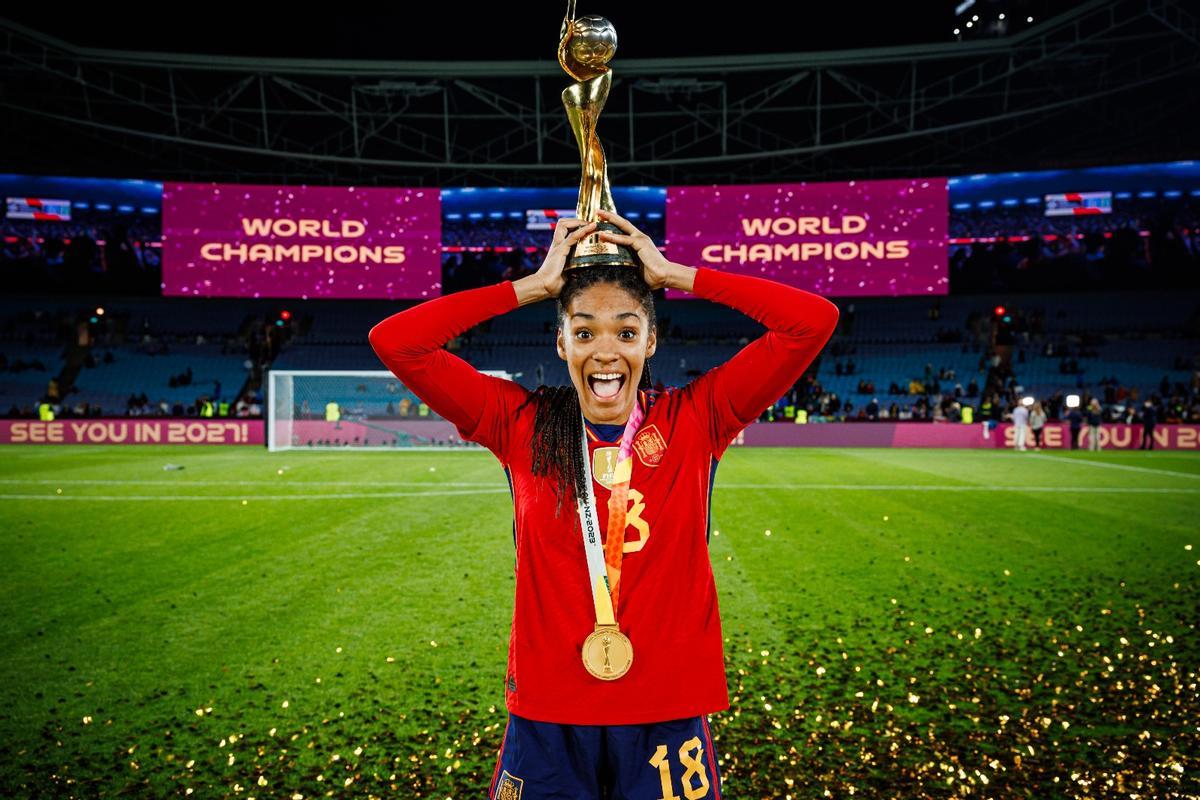 Salma Paralluelo posa con la Copa del Mundo de fútbol en su cabeza y su medalla colgada al cuello tras ganar en la final a Inglaterra.