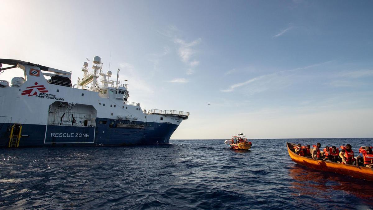 Archivo - El 'Geo Barents' efectúa una operación de rescate en aguas del Mediterráneo central