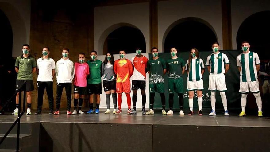 Presentación de las equipaciones de la pasada temporada en la Mezquita Catedral.