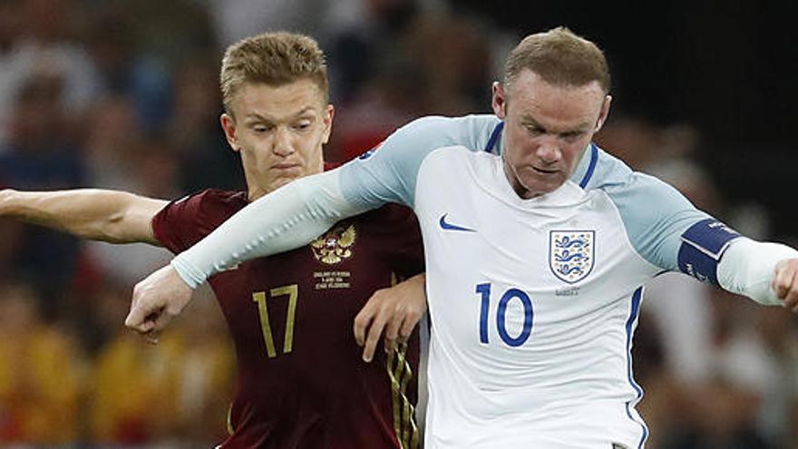 Rooney y Shatov, en una acción del partido.