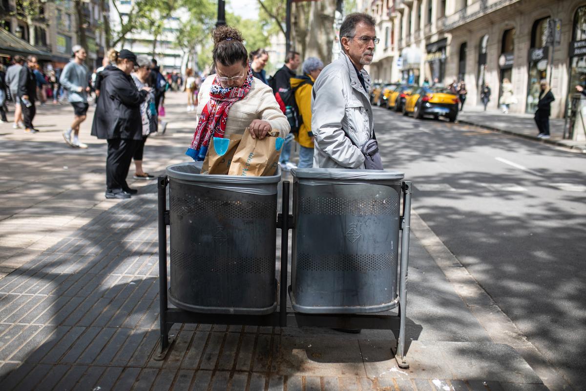 El Ayuntamiento de Barcelona asegura que las papeleras de la Rambla se vacían hasta 12 veces al día