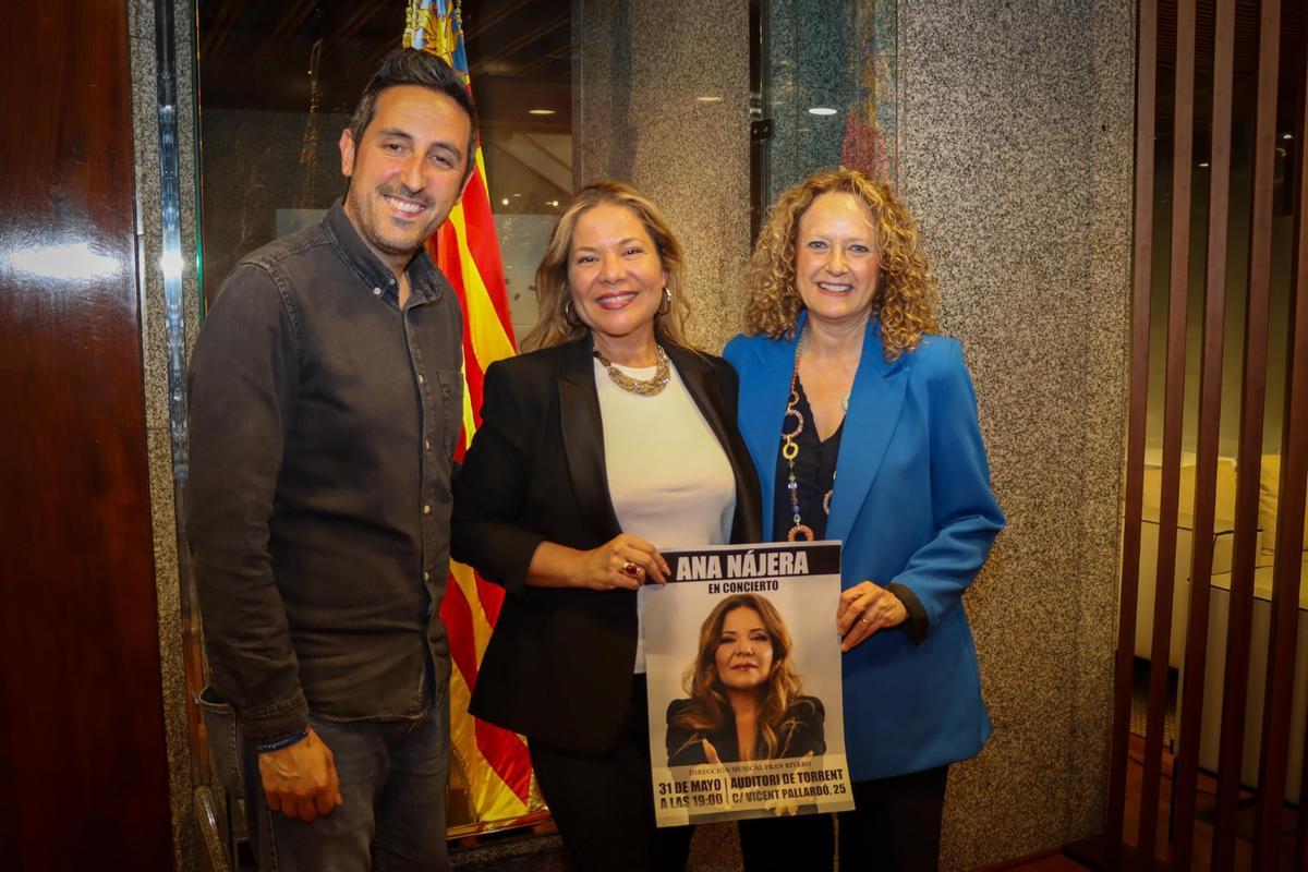 Ana Nájera es recibida por la alcaldesa y el concejal de Cultura de Torrent.