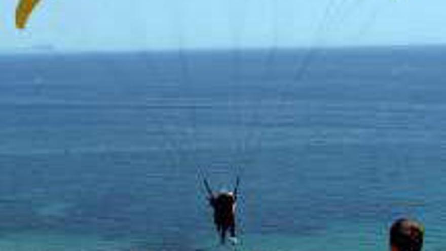 Un parapente en Santa Pola.