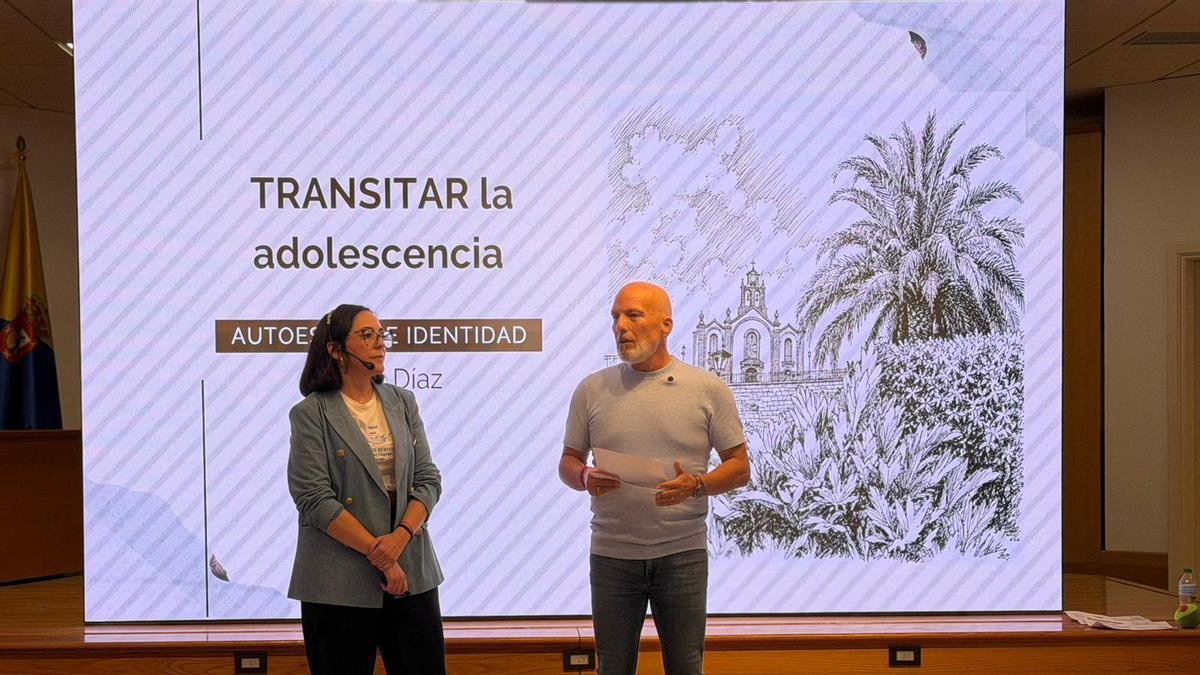 El concejal de Deportes Julio Ojeda junto a la psicóloga Amalia Díaz en el comienzo del programa del proyecto LIKE.