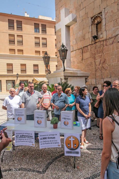 Firmas en defensa de la cruz en Callosa de Segura