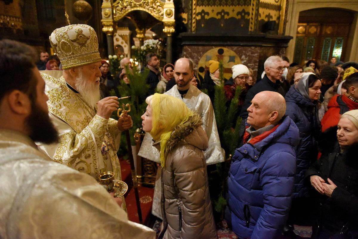 El patriarca Filaret bendice a los creyentes durante un servicio de oración de Nochebuena en la Catedral de San Volodymyr en Kyiv.