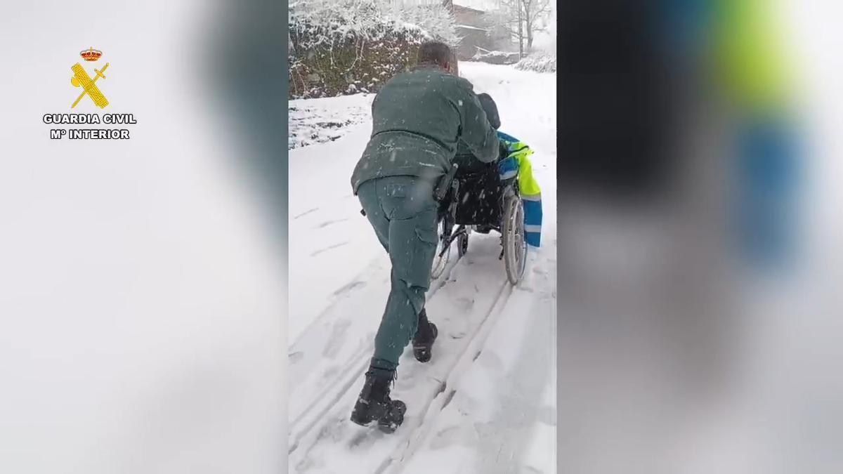 VÍDEO | El SEPRONA auxilia a una ambulancia atrapada por la nieve en Vime de Sanabria