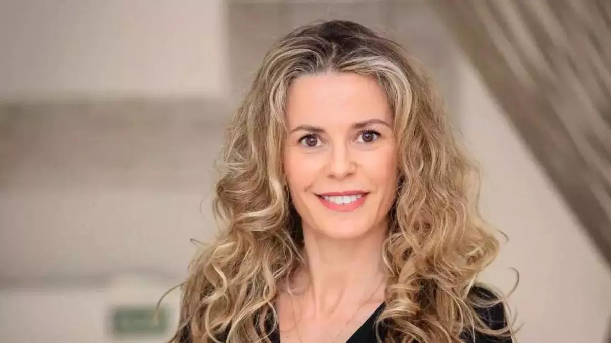 Rosi Fernández, peluquera: "El pelo a los 50 años es más fino, es muy importante quitar la humedad sin frotar, no acercar el secador al cuero cabelludo y acabar con aire frío"