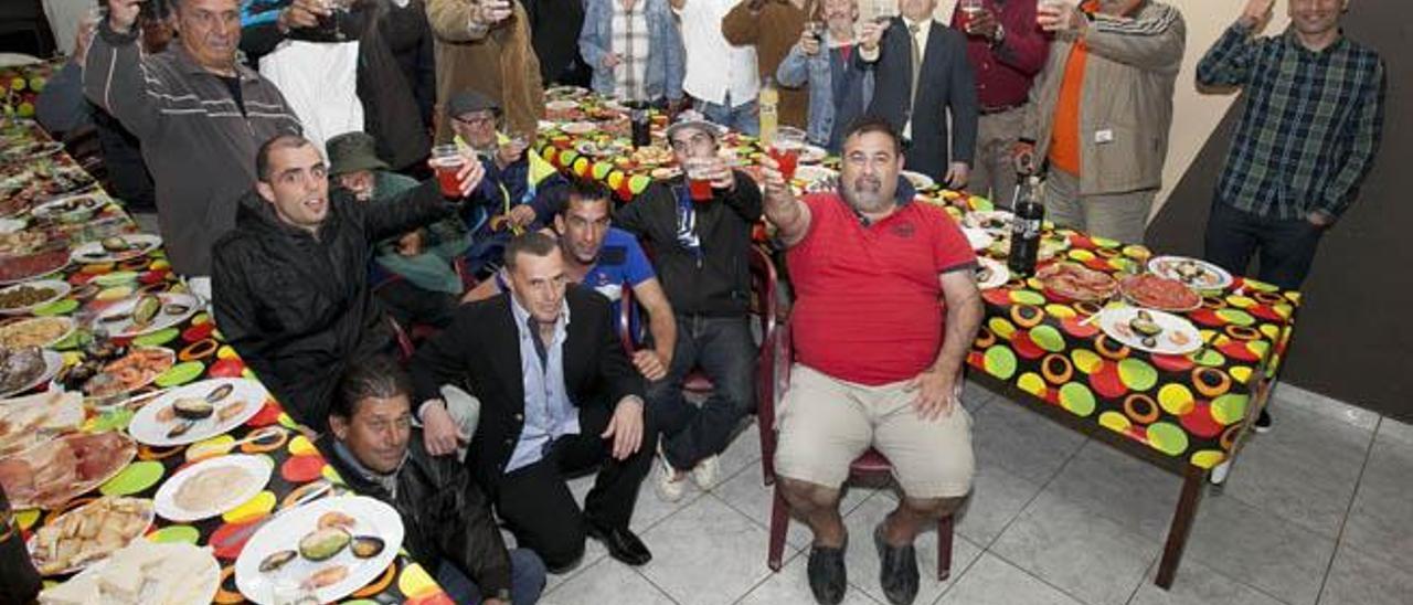 Algunos asistentes brindan por 2015 en la cena de Nochevieja en la casa de la Misión Cristiana de Puerto del Rosario.