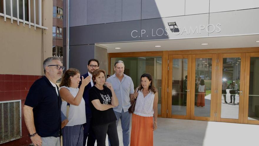 La visita municipal a los rehabilitados colegios de Castiello y Los Campos, en imágenes