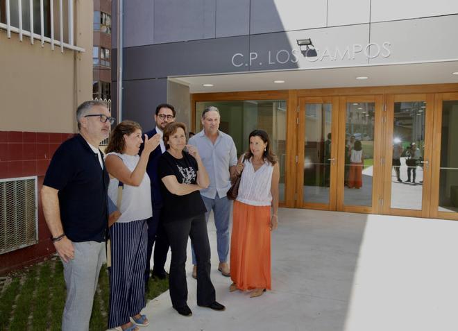 La visita municipal a los rehabilitados colegios de Castiello y Los Campos, en imágenes