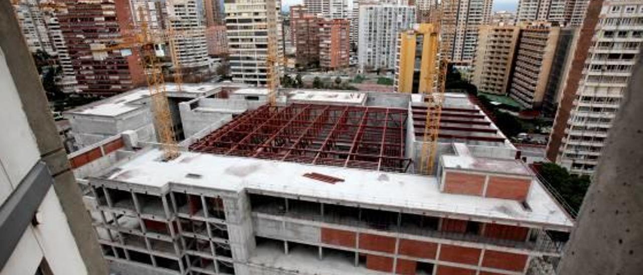 Imagen del inacabado Centro Cultural de Benidorm, cuya obra duerme el sueño de los justos