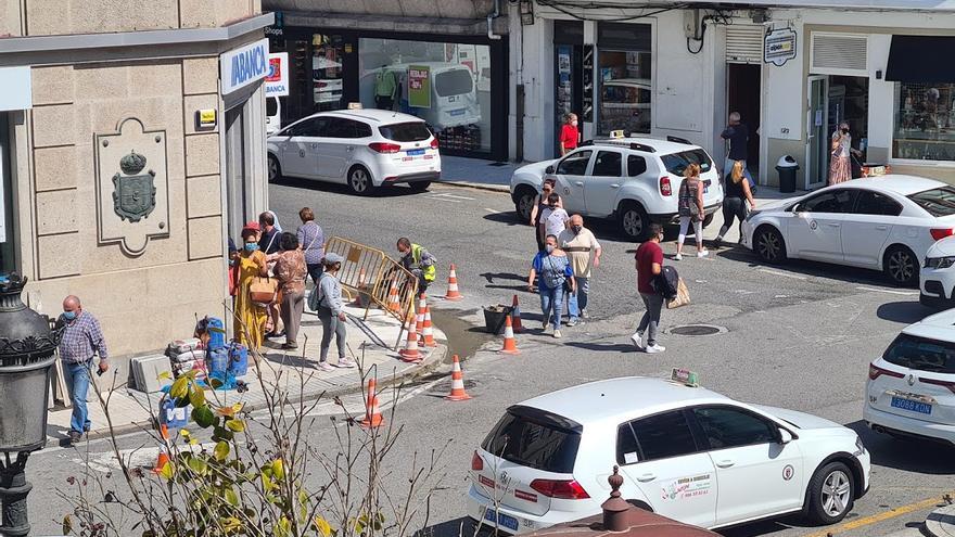 Obras en las aceras en la intersección entre Arzobispo Lago y Conde Vallellano, ayer.