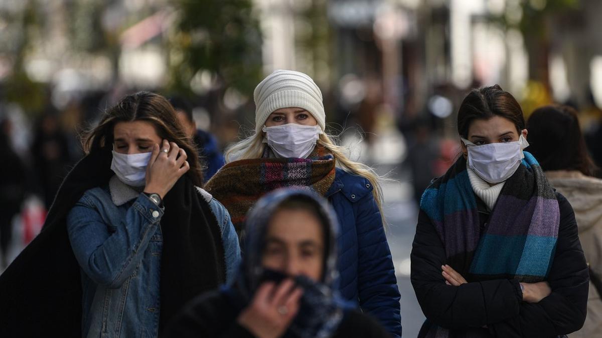 Mujeres turcas con mascarillas en Estambul.