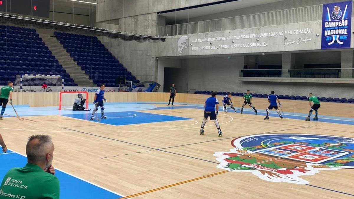 Juan Copa, a la izquierda, sigue el partido que ayer su equipo disputó en Porto. |  // HC LICEO