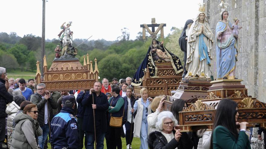 Os fieis acompañan ás imaxesna procesión.