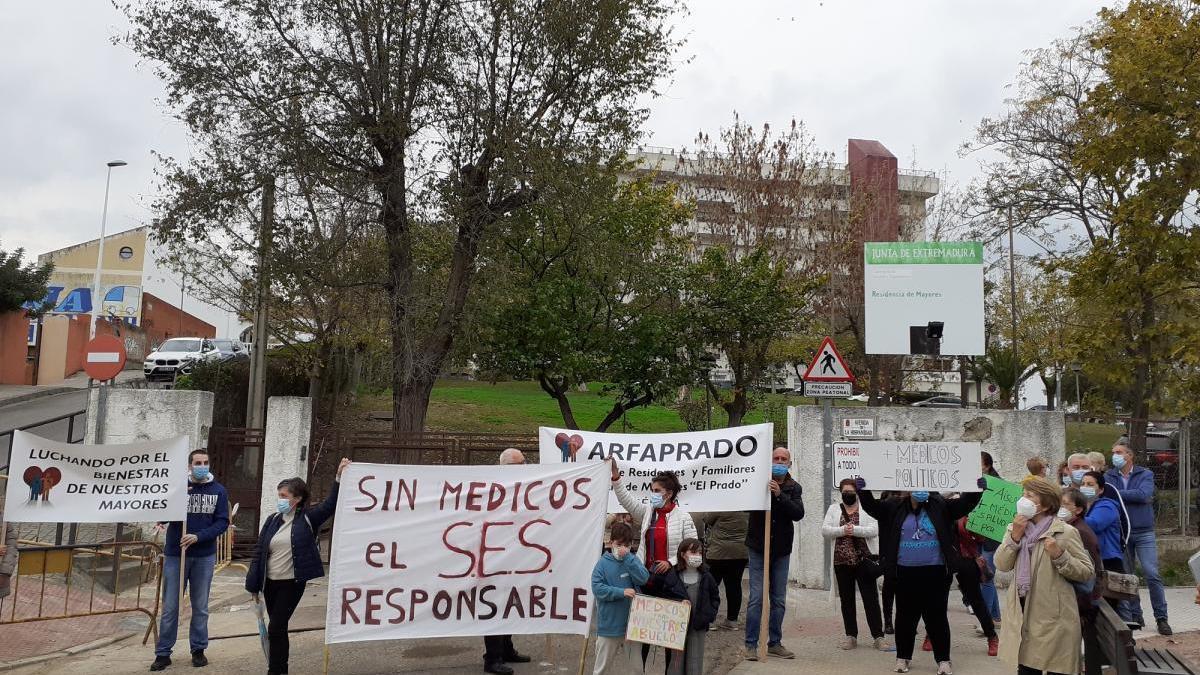 Protesta frente a la residencia El Prado por la falta de médicos