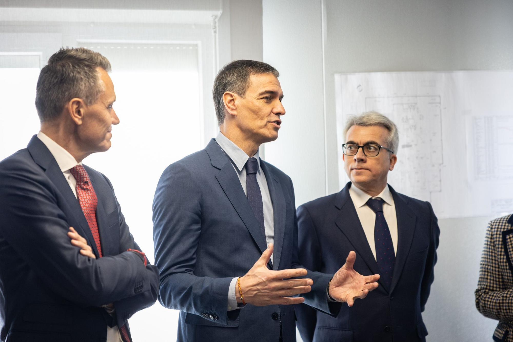 En imágenes | Pedro Sánchez visita las instalaciones de Novartis en La Almunia de Doña Godina