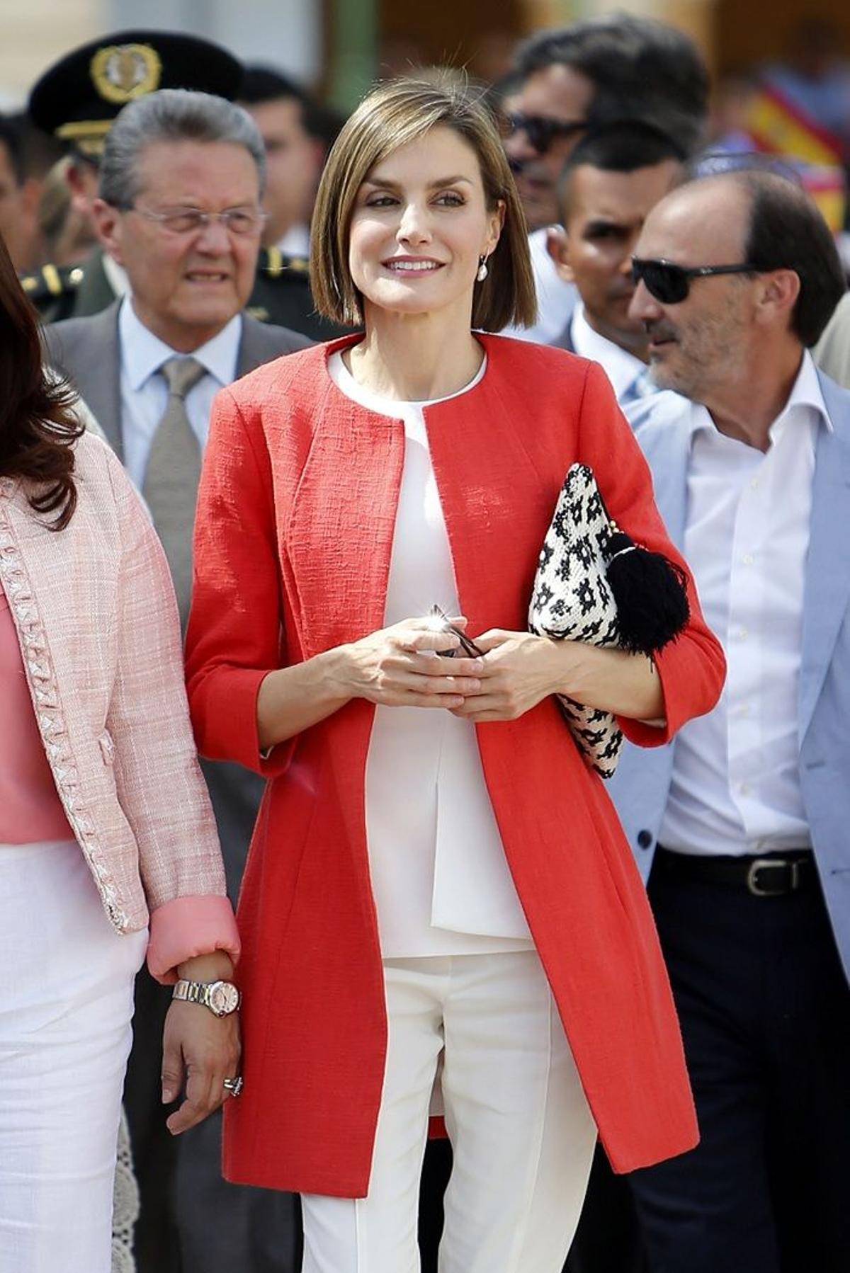 Letizia Ortiz con abrigo rojo de Adolfo Domínguez en Honduras