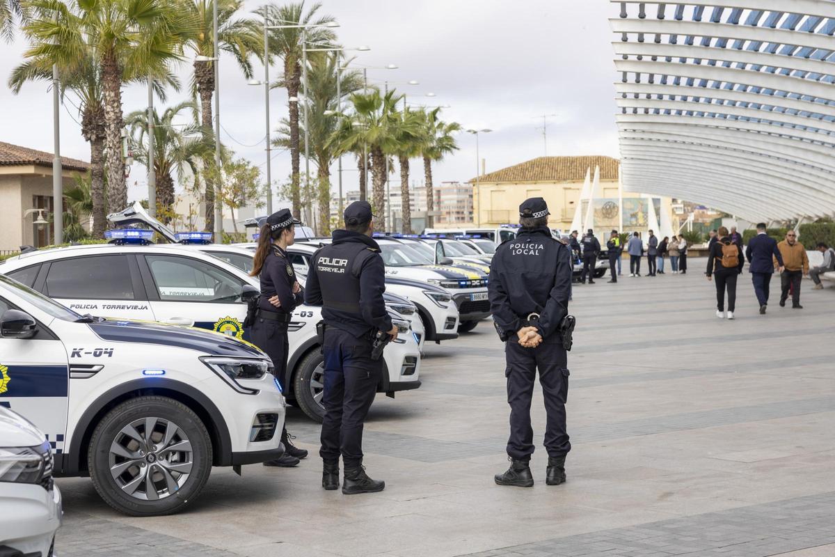 Presentación de los nuevos vehículos policiales en el paseo Vista Alegre de Torrevieja