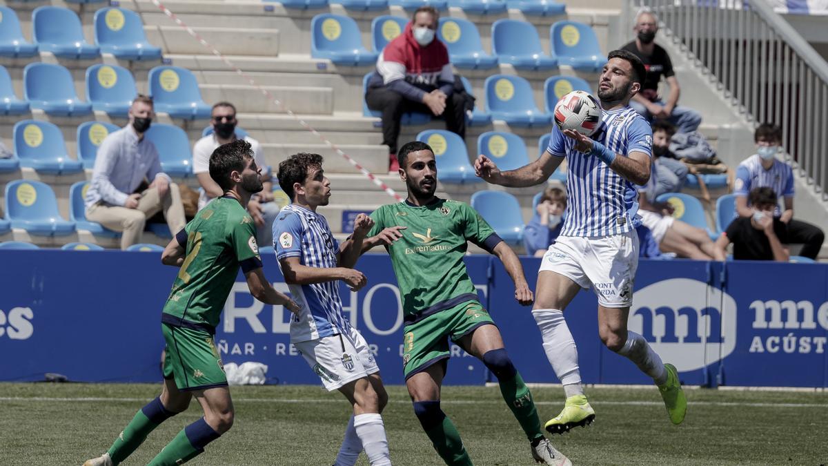 Una acción del duelo entre el Atlético Baleares y el Villanovense.