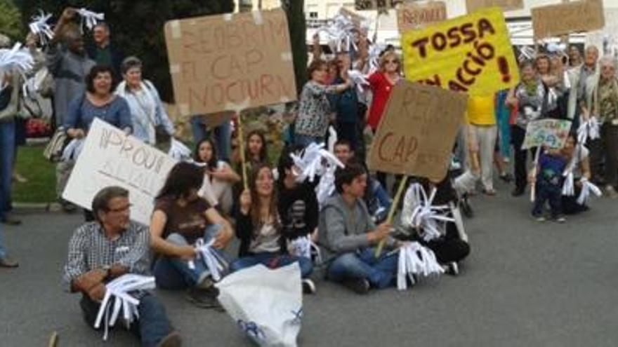 Protesta a Tossa en contra del tancament del CAP a les nits