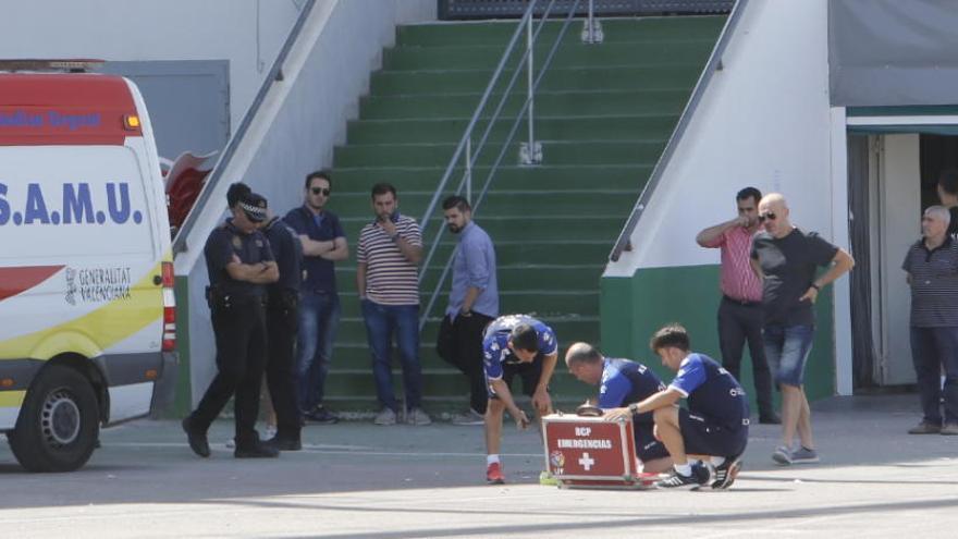 El doctor Quesada y sus ayudantes atendiendo a la joven