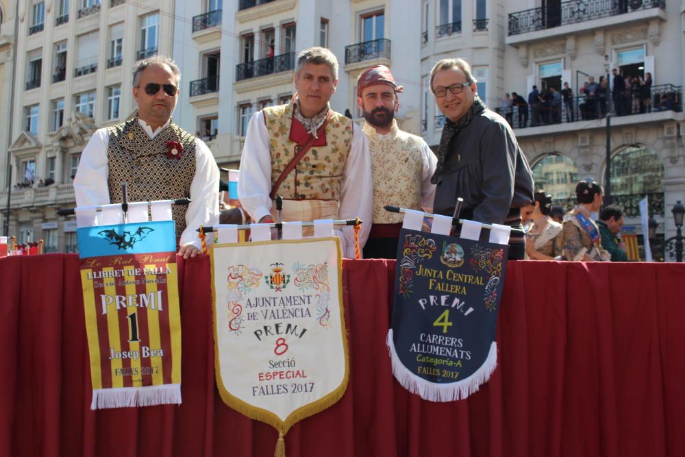 Recogida de premios de las comisiones falleras