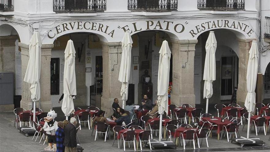 El Ayuntamiento de Cáceres está dispuesto a revisar la tasa de las terrazas de San Juan y plaza Mayor