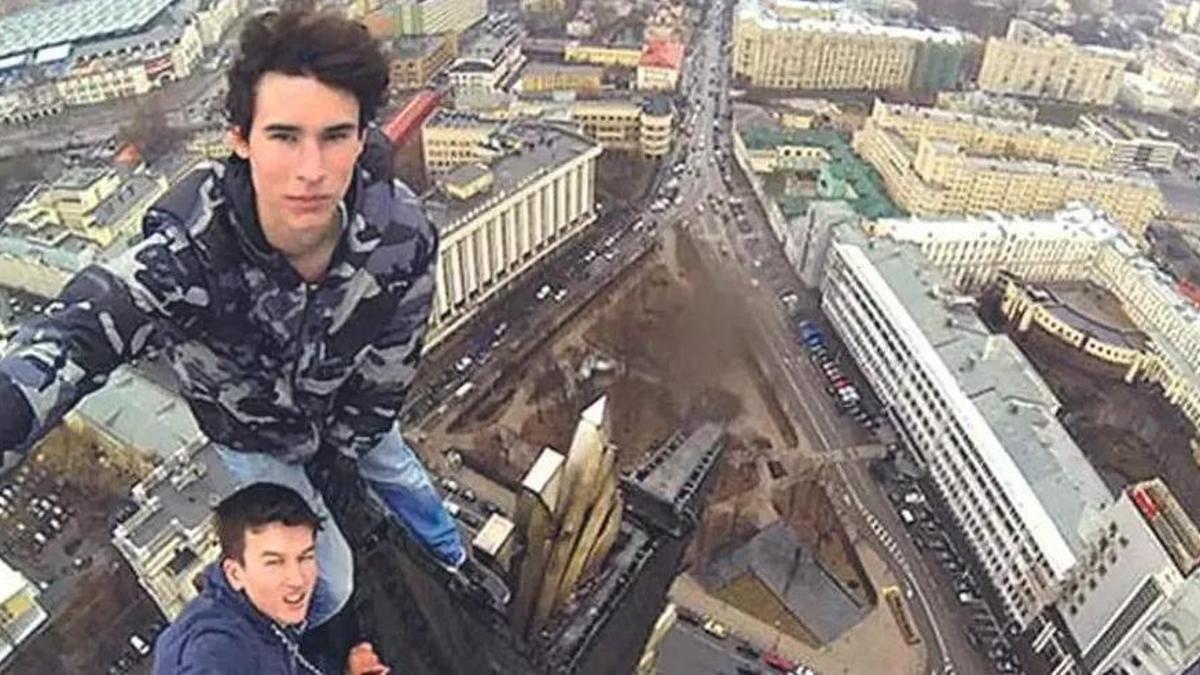 El ruso Kirill Oreshkin, pionero de los selfis de alto riesgo, se saca uno con otro joven en lo alto de un edificio