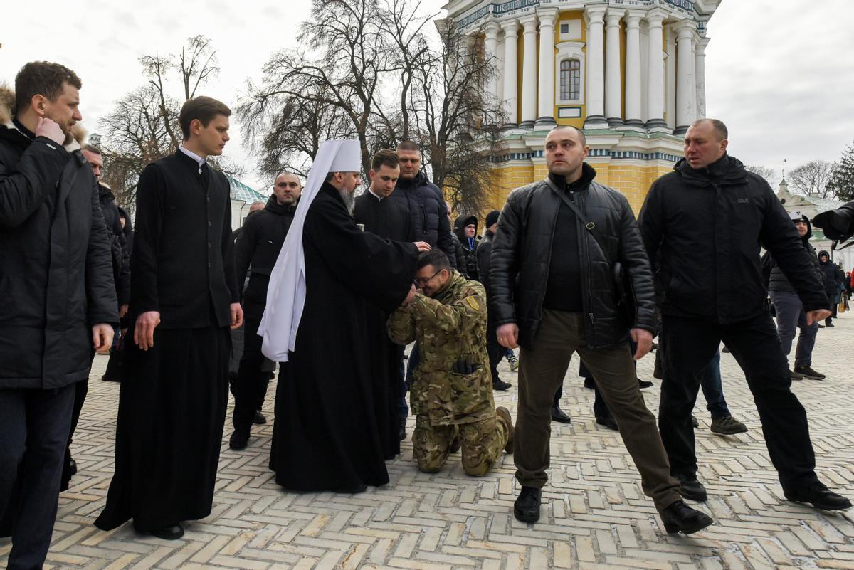  Epiphanius, jefe de la Iglesia Ortodoxa de Ucrania, bendice a un militar mientras celebra el Servicio Divino de Navidad en la Catedral de la Asunción en Kyiv-Pechersk Lavra en Kyiv.